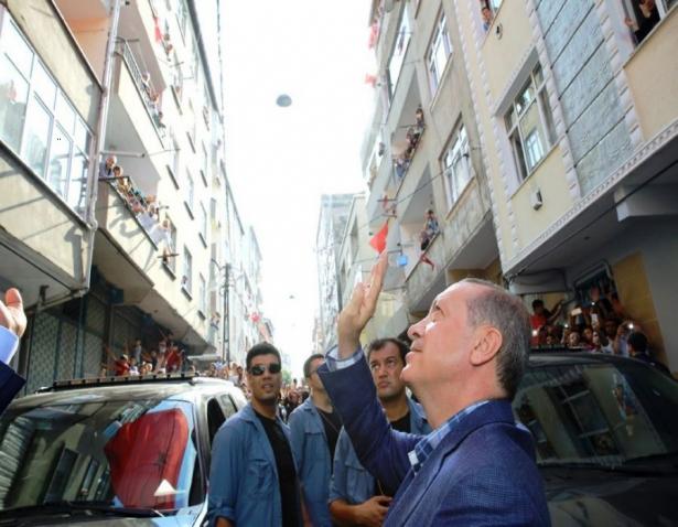 Ziyaretler esnasında, taziyeye geldiğini gören mahalle sakinleri, ellerine aldıkları Türk