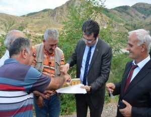Gümüşhane Valisi Okay Memiş, beraberinde İl Özel İdaresi Genel Sekreteri