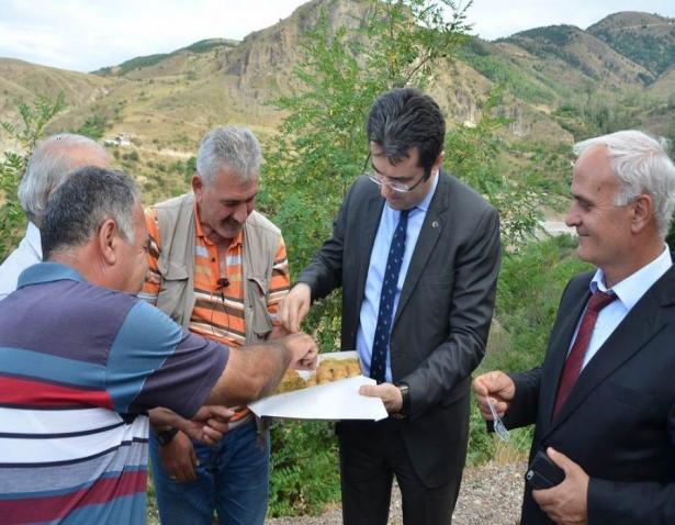 Gümüşhane Valisi Okay Memiş, beraberinde İl Özel İdaresi Genel Sekreteri