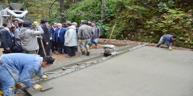 Gümüşhane Valisi Okay Memiş; beraberindeki Garnizon Komutanı Albay Cezayir Danışan,
