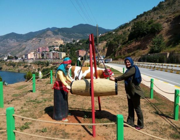 Gümüşhane’nin Kürtün ilçesi Özkürtün Beldesi Belediye parkında yer alan nostaljik