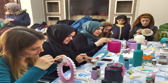 Öğrencilere verilen eğitimin yanında yapılan sosyal etkinliklerle de dikkatleri üzerine