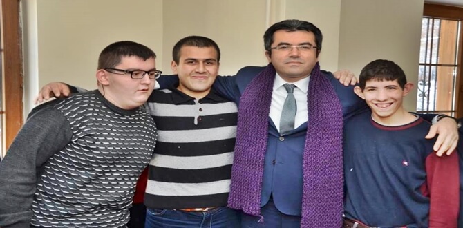 Gümüşhane Valisi Okay Memiş, beraberinde İl Milli Eğitim Müdürü Seydi