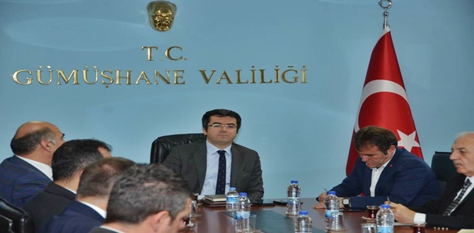 Gümüşhane Valisi Okay Memiş, Gümüşhane’de faaliyet gösteren hafriyat firmalarının temsilcileriyle