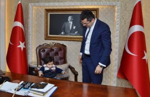 Gümüşhane’de yaşayan Afganistanlı göçmenlerden oluşan heyet, “Dünya Göçmenler Günü” münasebetiyle