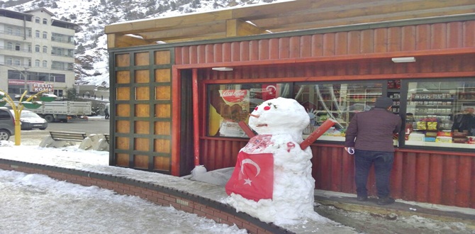 Bir hafta önce yağan şiddetli kardan sonra Gümüşhane Belediye binası