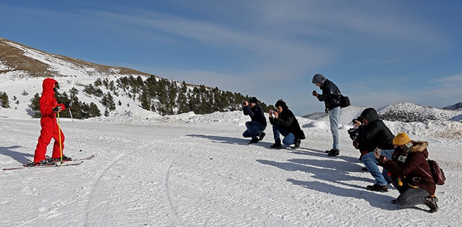 Gümüşhane Gençlik Merkezi bünyesinde devam eden Fotoğrafçılık kursunun genç kursiyerleri,
