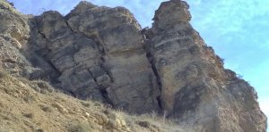 Oltanbey mahallesinde yaşanan duvar heyelanı bir anda gözleri Gümüşhane’deki riskli