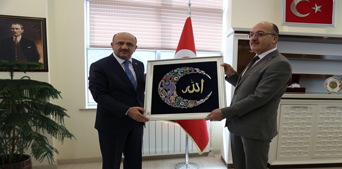 Milli Savunma Bakanı Fikri Işık, Gümüşhane Üniversitesi Öğrenci Konseyi tarafından