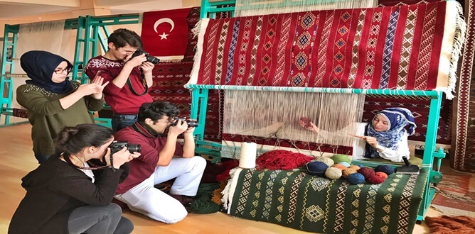 Gümüşhane Gençlik Merkezi bünyesinde devam eden Fotoğrafçılık kursunun genç kursiyerleri