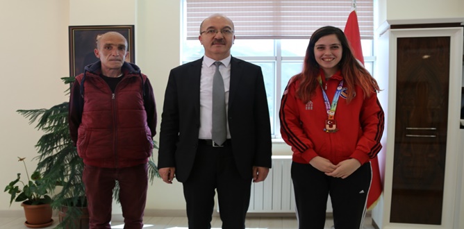 Türkiye Üniversiteler Eskrim Şampiyonasında üçüncü olan Gümüşhane Üniversitesi Beden Eğitim