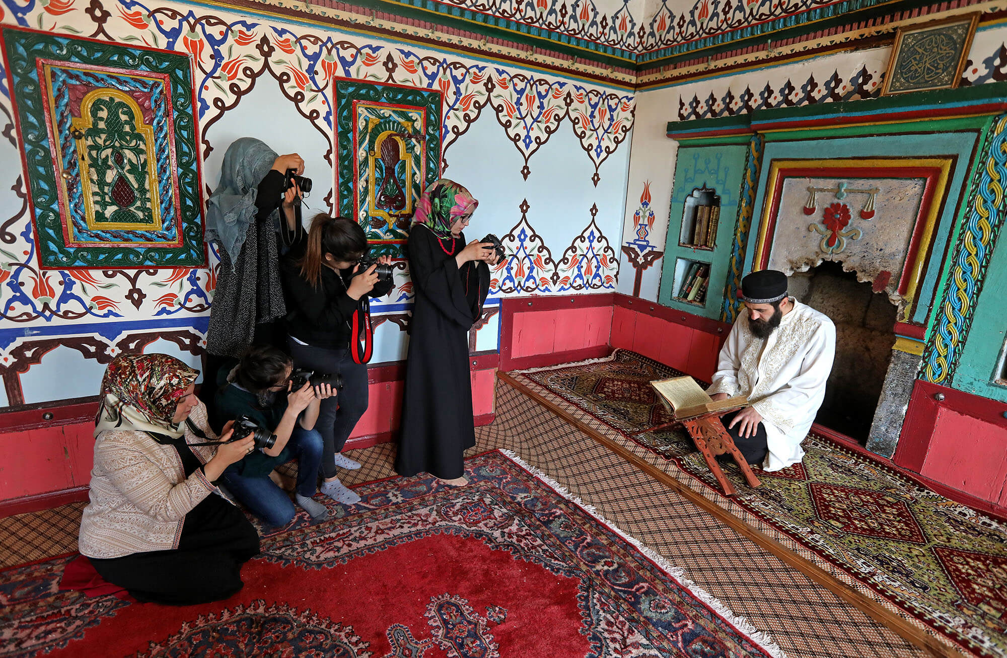 Gümüşhane Gençlik Merkezi bünyesindeki Fotoğrafçılık Kulübü’nün genç kursiyerleri uygulamalı eğitim