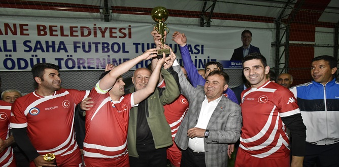 Gümüşhane Belediyesi tarafından düzenlenen Kurumlararası Halı Saha Turnuvası sona erdi.