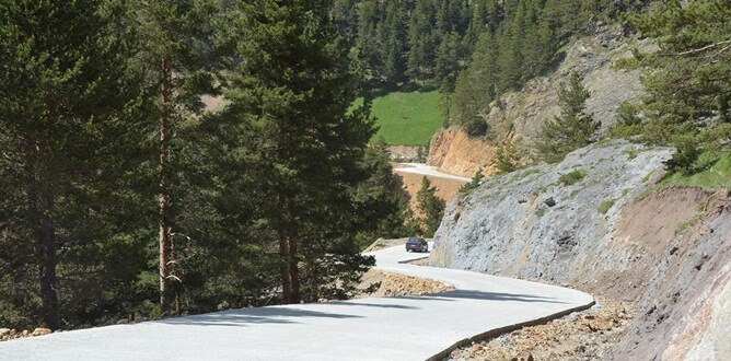 Gümüşhane Valisi Okay Memiş, beraberinde İl Özel İdaresi Genel Sekreteri