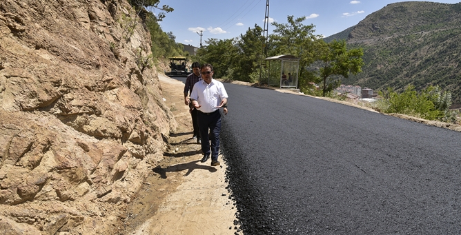 Gümüşhane Belediyesi asfaltlama çalışmalarını başlattı. İlk olarak Tanjant yolunda başlattığı