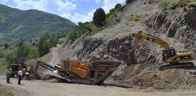 Gümüşhane’nin Torul ilçesinin köy yolları altyapı düzenleme çalışmaları hızla devam
