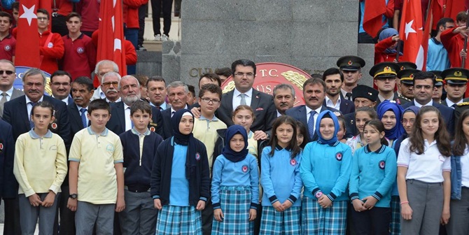 29 Ekim Cumhuriyet Bayramı kutlamaları çerçevesinde bugün Atatürk Anıtı önünde