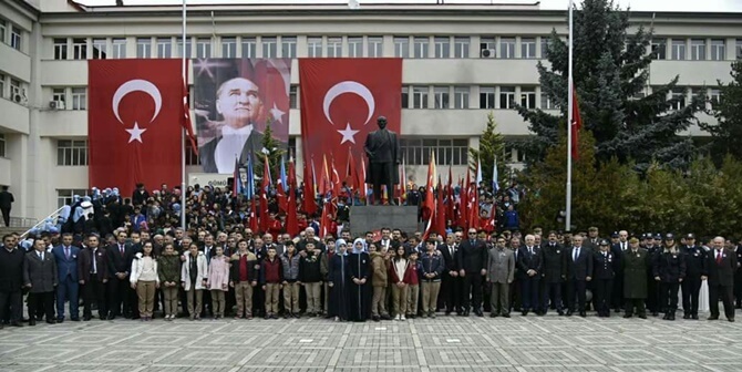 Türkiye Cumhuriyeti’nin kurcusu büyük önder ve büyük devlet adamı Mustafa