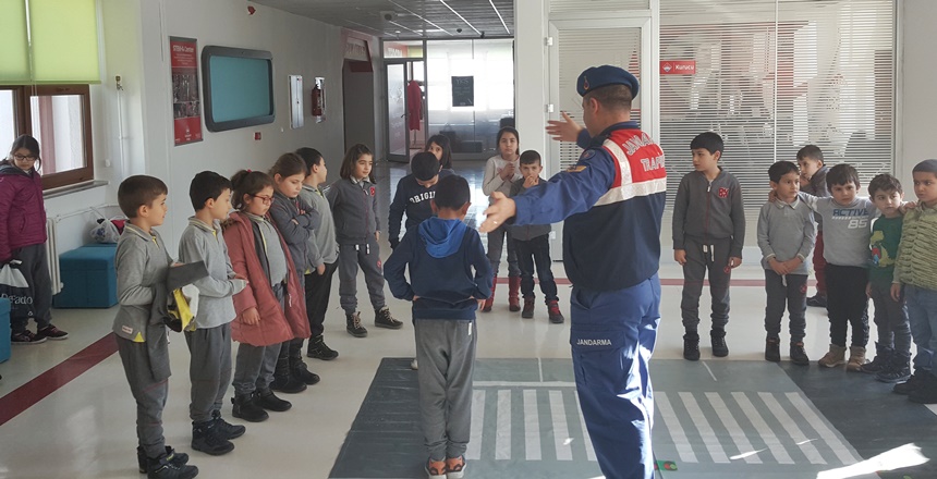 Gümüşhane İl Jandarma Komutanlığı’na bağlı Jandarma Trafik ekiplerince okullarda bilgilendirme