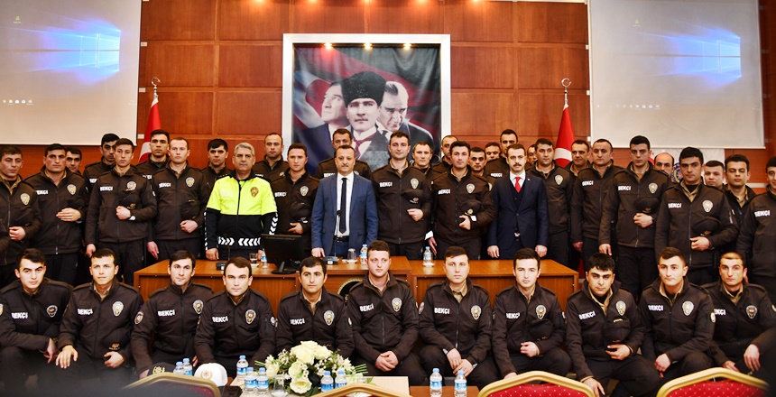 Gümüşhane iline atanan 45 bekçi, Valilik toplantı salonunda yapılan törenle