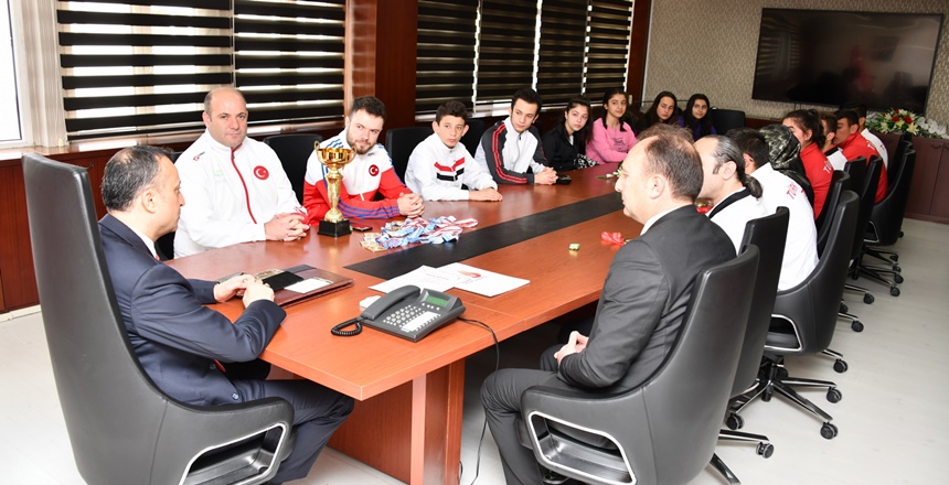Gümüşhane Valisi Kamuran Taşbilek, temsil ettikleri müsabakalarda Gümüşhane’yi başarıyla temsil