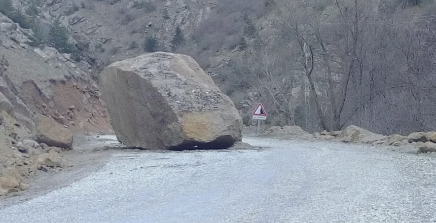 Gümüşhane’nin Torul ilçesi Demirkapı grup yolunda bir grup gariplikler oluşunca