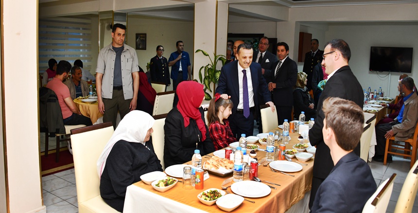 Gümüşhane Valisi Kamuran Taşbilek, İl Jandarma Komutanlığı tarafından düzenlenen Şehit