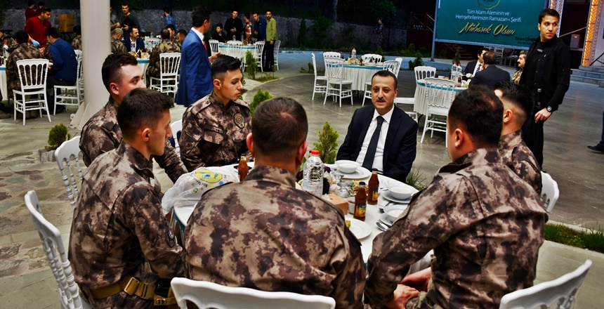 Gümüşhane Valisi Kamuran Taşbilek, İftarını &nbsp;Özel Harekat Polisleriyle birlikte açtı.