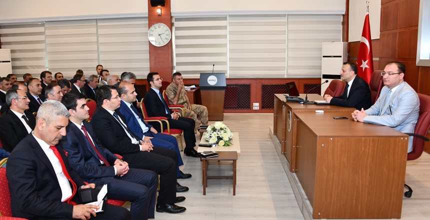 “Vatandaşı önceleyen, nezaketli ve çözüm odaklı hizmet anlayışı. Güleryüzlü, etkin,