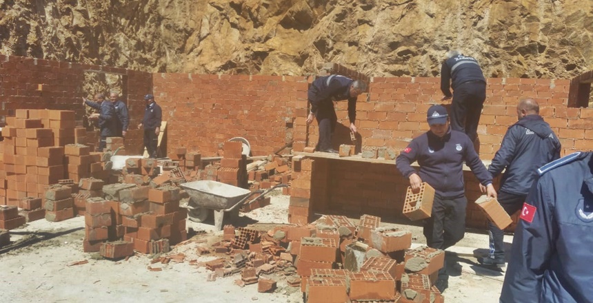 Gümüşhane Belediyesi kent merkezinde kaçak olarak inşa edilen yapıların yıkımını