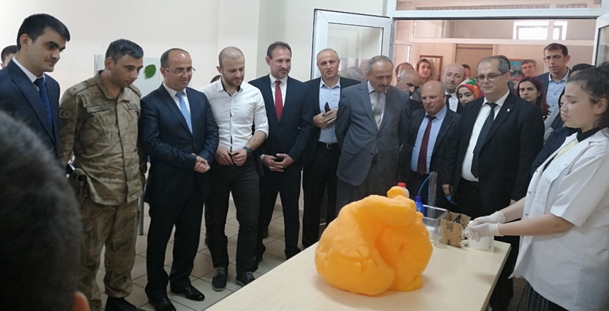 Torul Atatürk Ortaokulu’nun düzenlediği TÜBİTAK 4006 Bilim Fuarı Torullulardan büyük