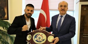 WBO (Dünya Boks Organizasyonu) Avrupa Şampiyonluğu kemerini 4 kez üst