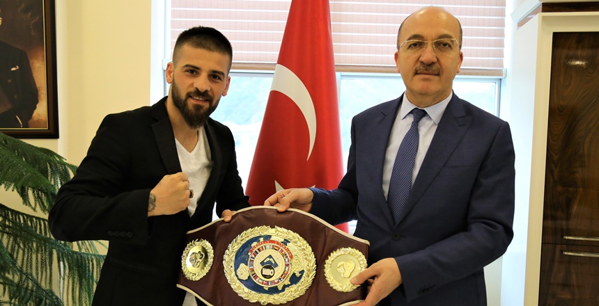 WBO (Dünya Boks Organizasyonu) Avrupa Şampiyonluğu kemerini 4 kez üst