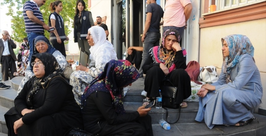 Çocuklarının HDP aracılığıyla dağa çıkarıldığını söyleyerek Diyarbakır il binası önünde
