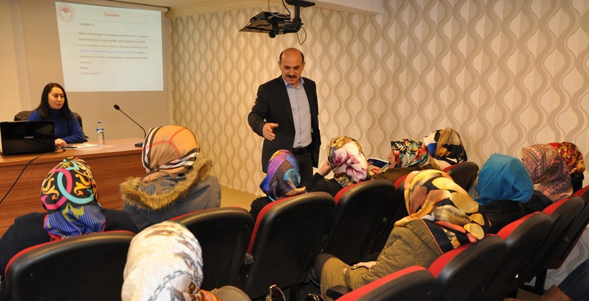 Gümüşhane’de okulların kantin ve yemekhanelerinde çalışan personele hijyen eğitimi verildi.