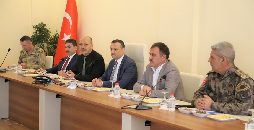 Gümüşhane Üniversitesi’nde Vali Kamuran Taşbilek başkanlığında Güvenlik Koordinasyon Toplantısı gerçekleştirildi.