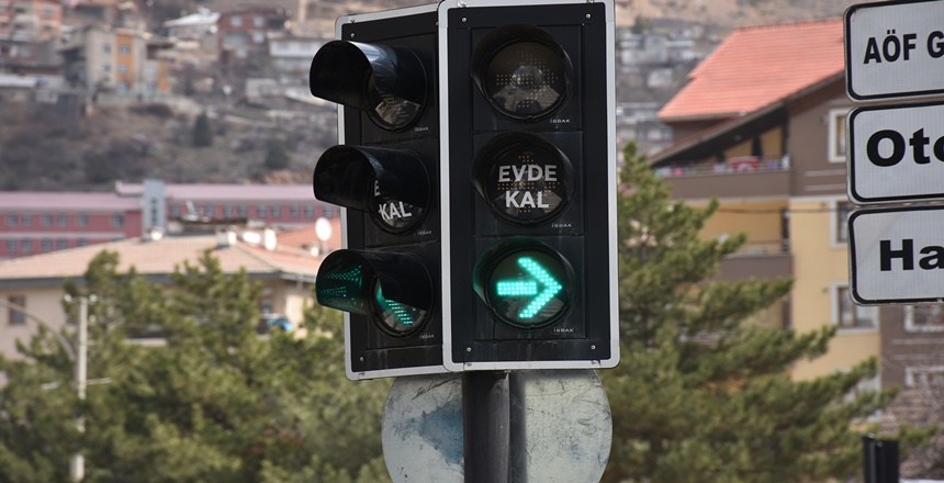 Gümüşhane Belediyesi Trafik ışıklarıyla koronavirüse karşı ‘Evde kal’ çağrısı yaptı.