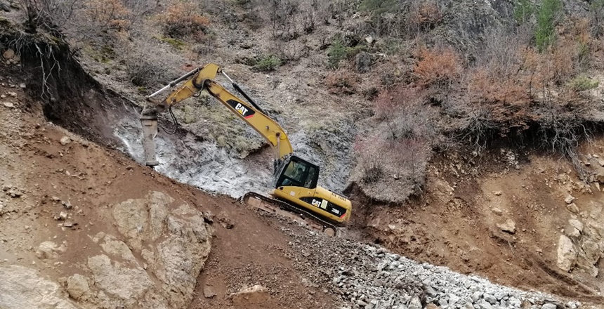 Gümüşhane İl Özel İdaresine bağlı ekipler İkisu-Yağlıdere-Olucak grup yolunda başlanan