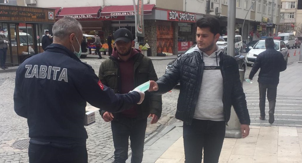 Koronavirüs tedbirleri kapsamında Gümüşhane’de vatandaşlara maske dağıtımı devam ediyor. Cumhurbaşkanı