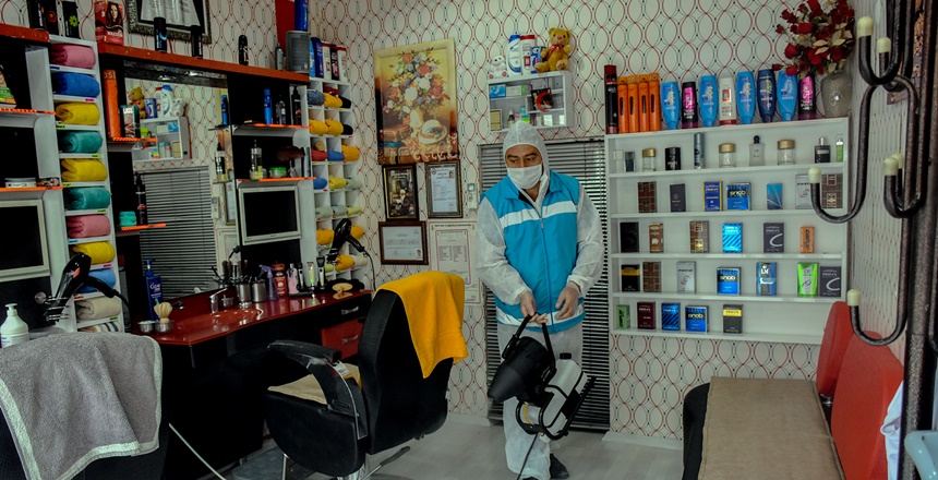 Koronavirüs salgını nedeniyle 21 Mart’tan itibaren kapalı olan berber ve