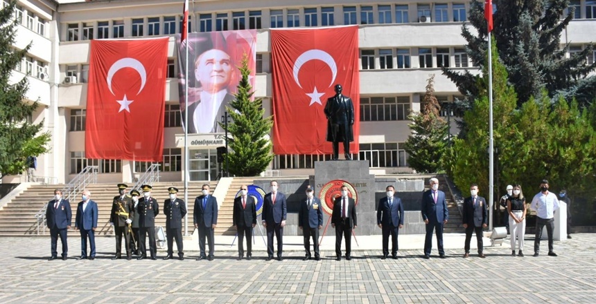 Gümüşhane’de 30 Ağustos Zafer Bayramı’nın 98.yıldönümü sosyal mesafe kurallarına uyularak