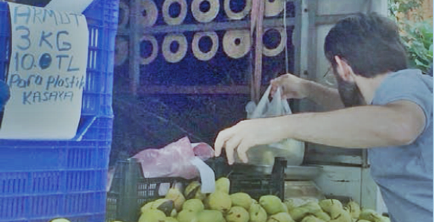 Trabzon’un Çaykara ilçesinde kurulan tezgâh görenlerin ilgi odağı oldu. Tezgâha