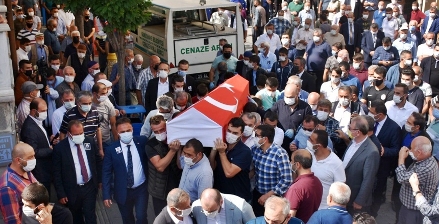 Yakalandığı Covid-19 hastalığından dolayı &nbsp;Cerrahpaşa Tıp Fakültesi Hastanesi yoğun bakım