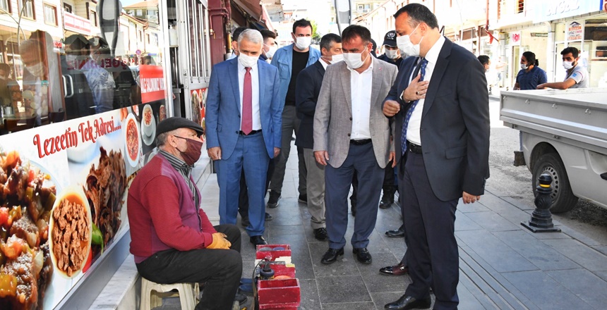 Gümüşhane Valisi Kamuran Taşbilek, Gümüşhane’nin Kelkit İlçesi’nde koronavirüs ile mücadele