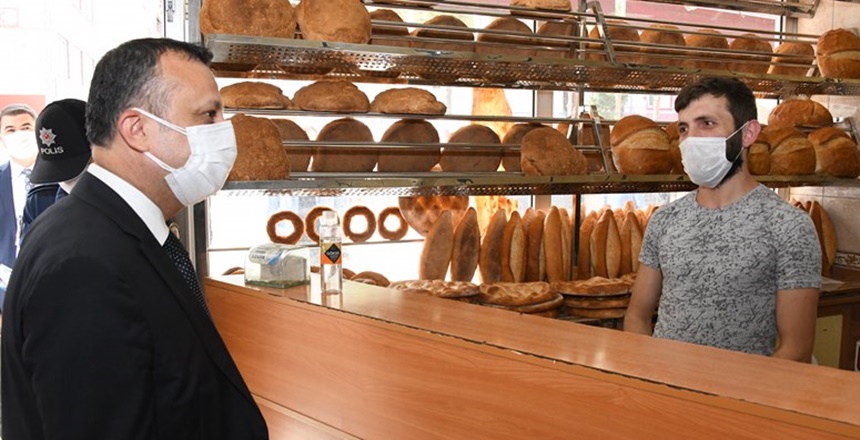 Gümüşhane Valisi Kamuran Taşbilek, koronavirüs (Covid-19) denetimini Torul ilçe merkezinde