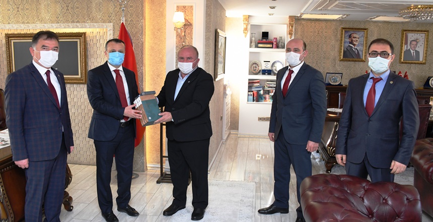 Eğitim-Bir-Sen Gümüşhane Şubesi yönetim kurulu üyeleri Şube Başkanı Habib Tanış,