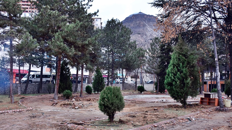 Gümüşhane Belediyesi Atatürk Parkı’ndaki yenileme çalışmalarına devam ediyor. Belediye Başkanı