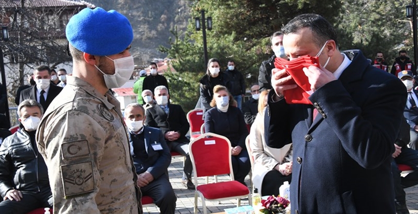 GÜMÜŞHANE VALİLİĞİ İNTERNET SİTESİ HABERİ – 15.02.2021 Atatürk Anıtı önünde