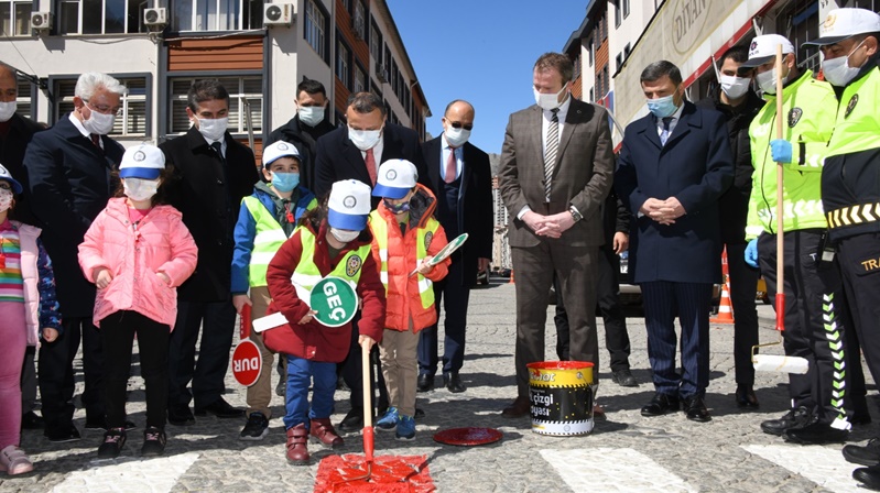 İçişleri  Bakanlığı’nca başlatılan ve yaya geçitlerinde önceliğin yayalarda olduğunu belirten