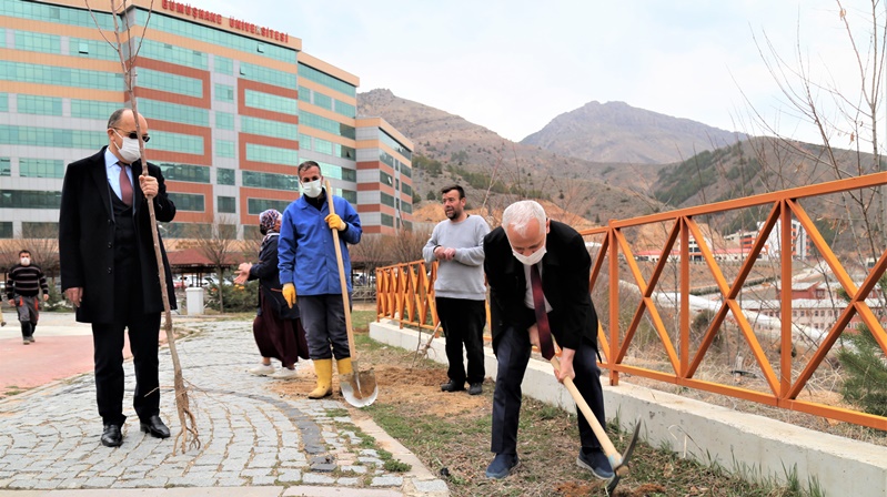 Gümüşhane Üniversitesi  akademisyen ve idari personelleri, kendi imkânlarıyla aldıkları meyve